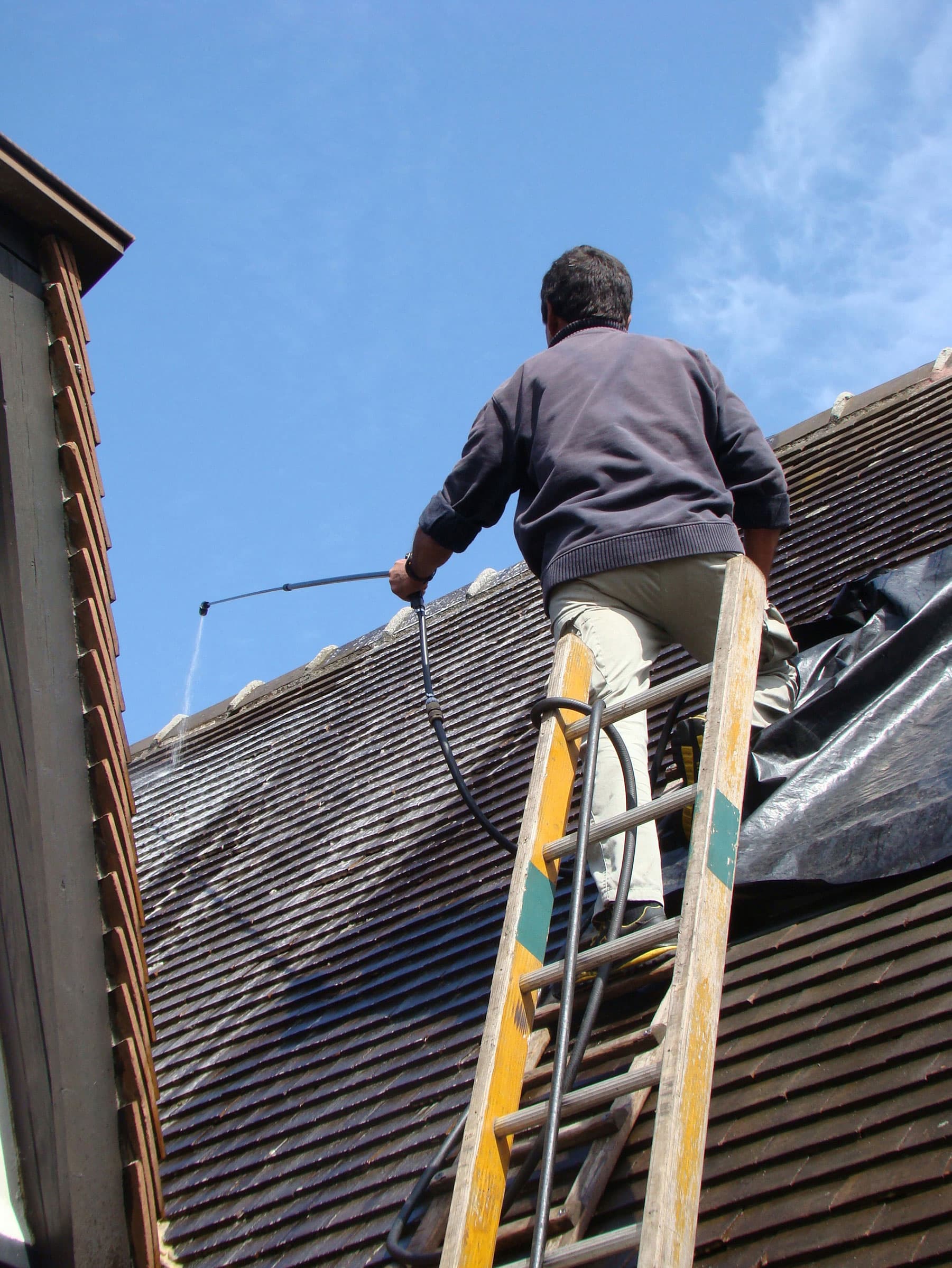 Nettoyage de toiture hydrofuge réalisé par résidence et patrimoine de France.