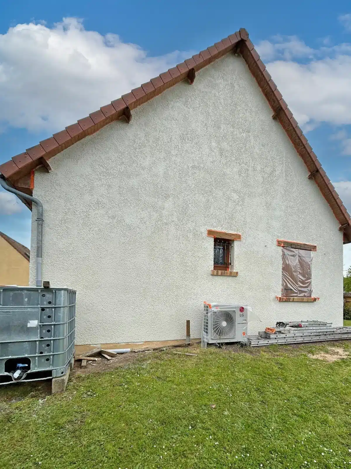 Préparation peinture de façade - Rénovation de façade avec application de peinture à Saint-Marcel (27)
